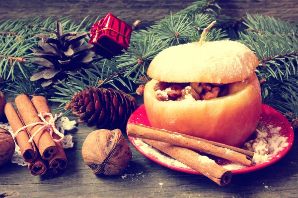 Gefüllter Bratapfel für Weihnachten, Zimtstangen, Nüsse — Stockfoto