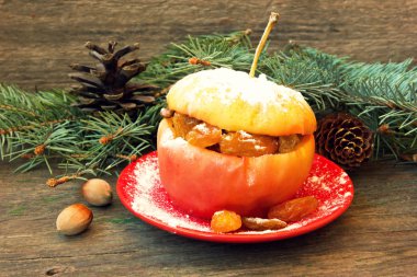 pişmiş elma, fındık, Kuru üzüm ve bal ile dolu. Noel yemeği
