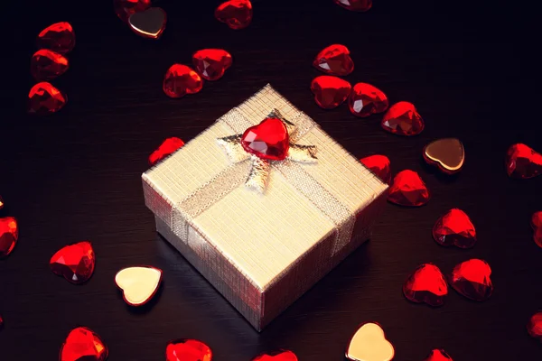 Sevgililer günü için gümüş hediye kutusu — Stok fotoğraf