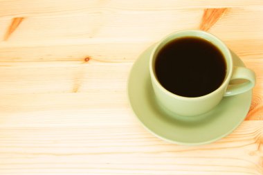 sıcak kahve bir ahşap zemin üzerinde izole