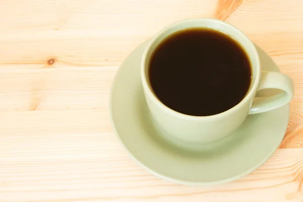Taza de café caliente aislado sobre un fondo de madera — Foto de Stock