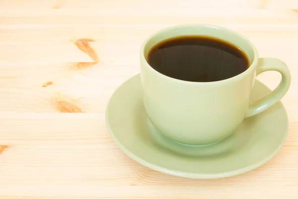 Quente xícara de café isolado em um fundo de madeira — Fotografia de Stock