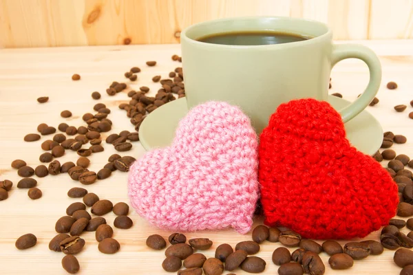Tasse de café et coeurs de valentin tricotés — Photo