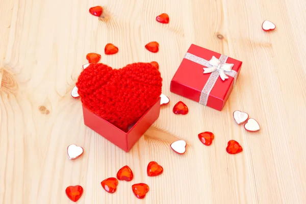 Box with a cute red knitted valentine's heart — Stock Photo, Image