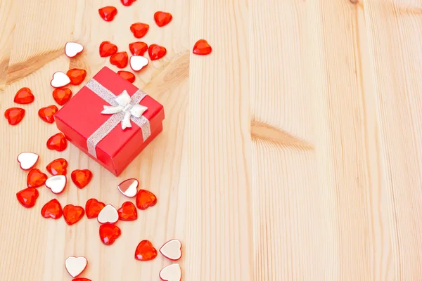 Caja de regalo roja y pequeños corazones lindos — Foto de Stock