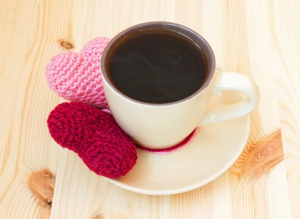 Morgonkaffe och stickade hjärtan — Stockfoto