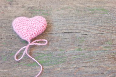 örgü pembe valentine'nın kalbi kırık eski ahşap doku