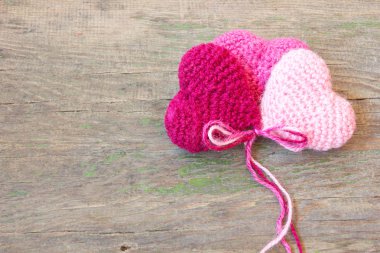 örme Sevgililer kalpleri kırık eski ahşap doku