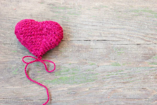 Corazón de San Valentín púrpura de punto en una textura de madera vieja agrietada —  Fotos de Stock