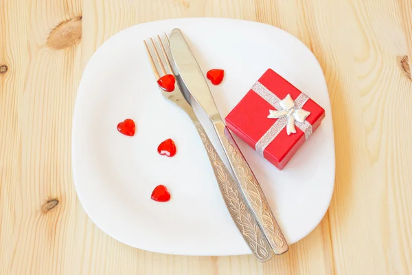 De instelling van de tabel voor Valentijnsdag met doos van de gift — Stockfoto