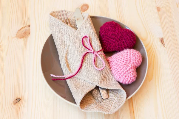 Cute table setting for valentine's day with knitted toys — Stock Photo, Image