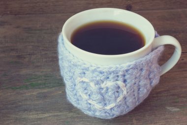 bir fincan kahve koyu ahşap zemin