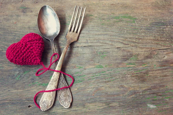 Old vintage fork and spoon with purple knitted valentine's heart — Stock Photo, Image