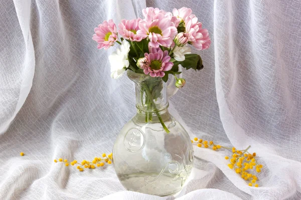 Cam vazo içinde güzel pembe çiçekler buket — Stok fotoğraf