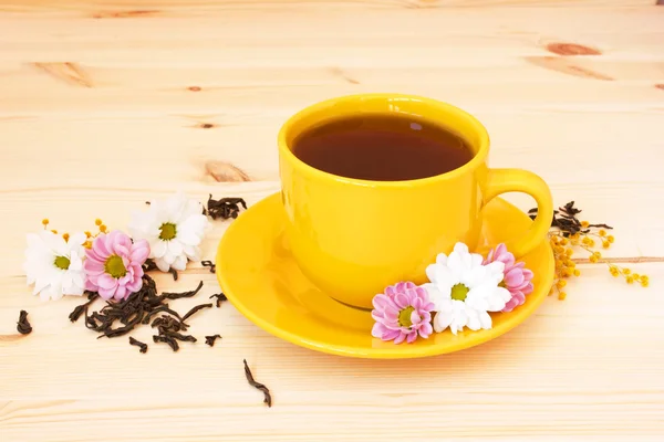 Cup of fragrant tea and flowers — Stock Photo, Image