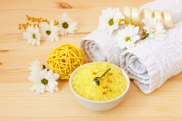 Vackra blommor och hälso-och spa grejer — Stockfoto