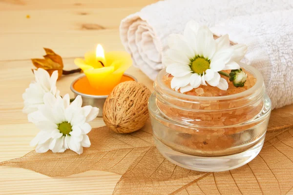 Heilbad Salz, Kerzen und Blumen — Stockfoto