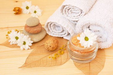Şu spa olayı ve ahşap zemin yumuşak beyaz papatya