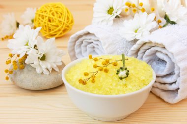 Sağlık malzeme ve ahşap zemin güzel papatyalar