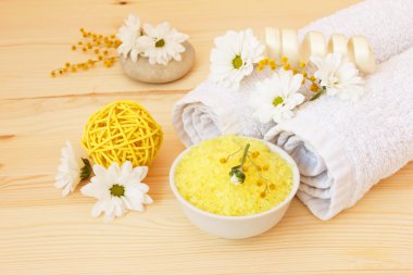 Sağlık malzeme ve ahşap zemin üzerine güzel çiçekler