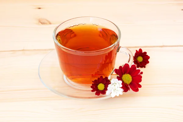 Té de hierbas y flores suaves sobre un fondo de madera —  Fotos de Stock