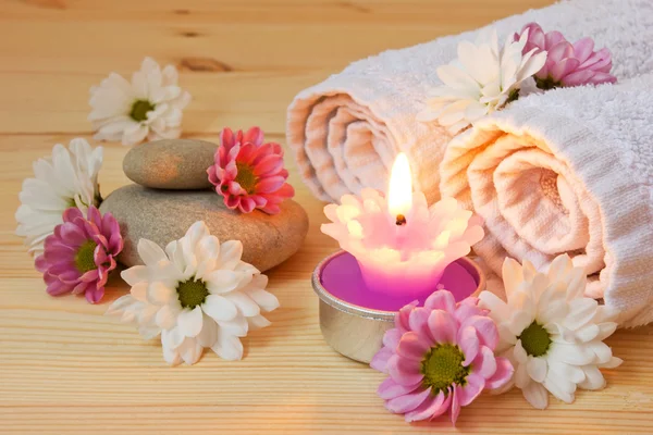 Wellness-Objekte und sanfte Frühlingsblumen — Stockfoto