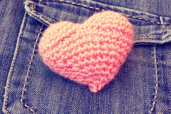 Knitted pink valentine's heart on a jeans background — Stock Photo, Image