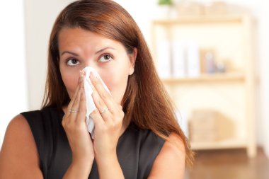 iş yerinde siyah elbise giyen sevimli Bayan