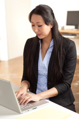 Asyalı kadın iş yerinde