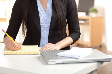 Asyalı kadın iş yerinde