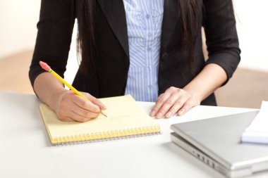 Asyalı kadın iş yerinde