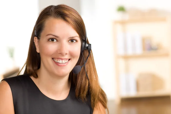 Niedliche Dame trägt schwarzes Kleid bei der Arbeit — Stockfoto