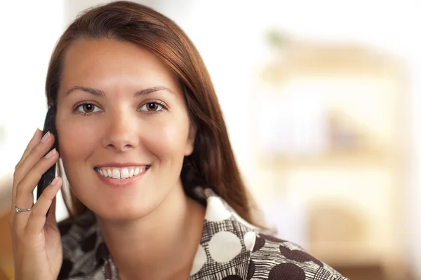 Ziemlich kaukasische Frau bei der Arbeit — Stockfoto