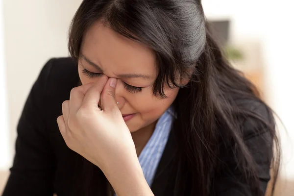 Mujer asiática en el trabajo — Foto de Stock