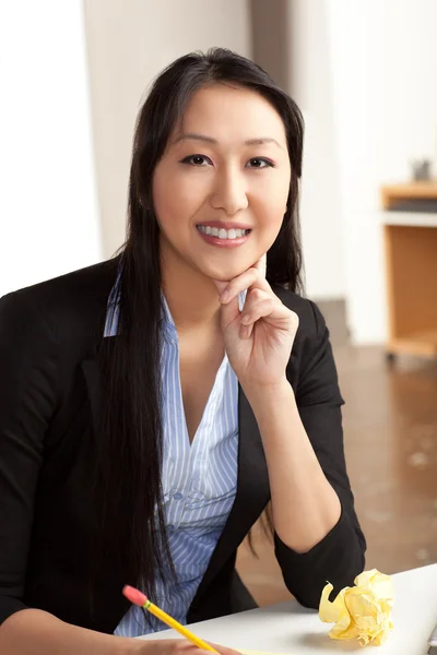 Asiatisk kvinna på jobbet — Stockfoto