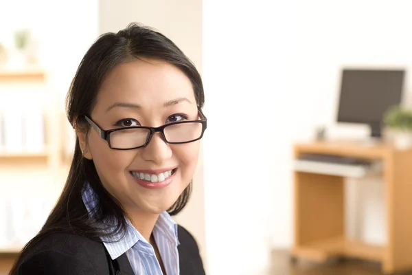 Asiatische Frau bei der Arbeit — Stockfoto