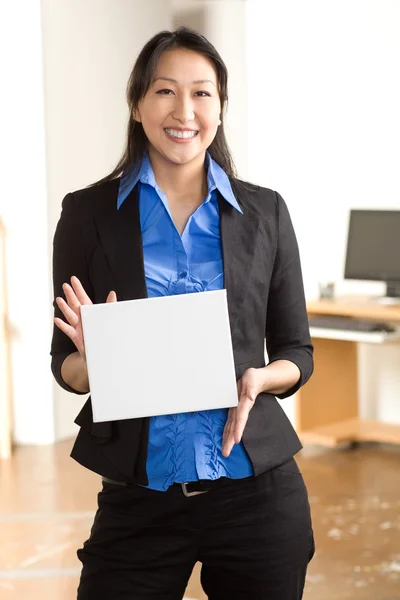 Asian woman holding blank white sign — Stock Photo, Image