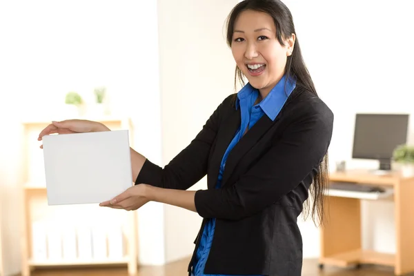 Asian woman holding blank white sign — Stock Photo, Image