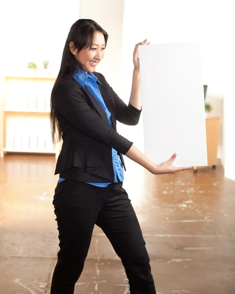 Mujer asiática sosteniendo blanco signo — Foto de Stock