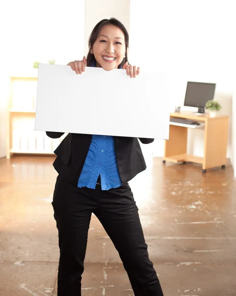 Asiatisk kvinna med Tom vit skylt — Stockfoto