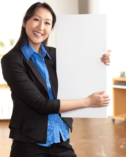 Mujer asiática sosteniendo blanco signo — Foto de Stock