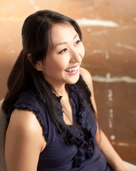 Asian woman in living room — Stock Photo, Image