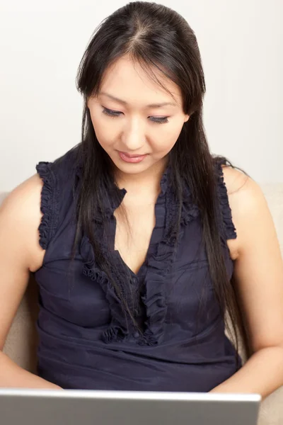 Mulher asiática na sala de estar — Fotografia de Stock