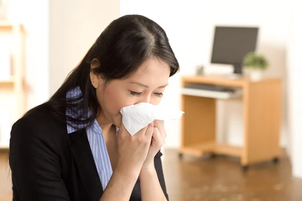 Aziatische vrouw met koude — Stockfoto