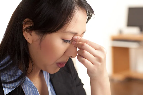 Asian woman with cold — Stock Photo, Image