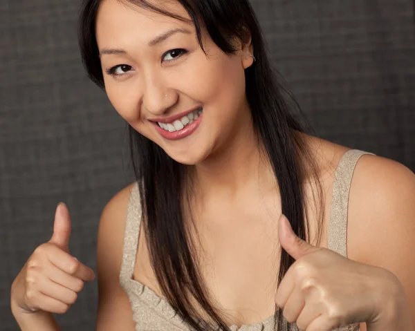 Söt asiatisk kvinna i studio — Stockfoto
