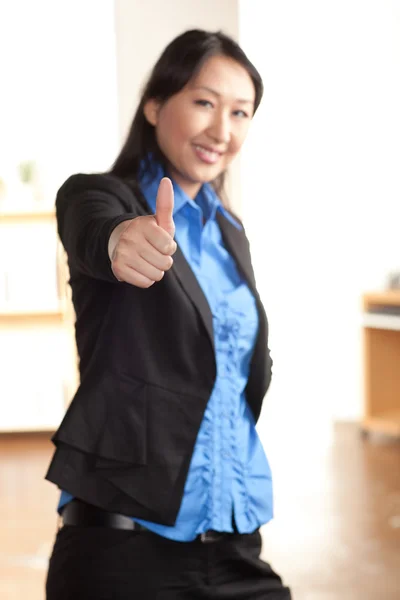 Energetische asiatische professionelle Frau — Stockfoto