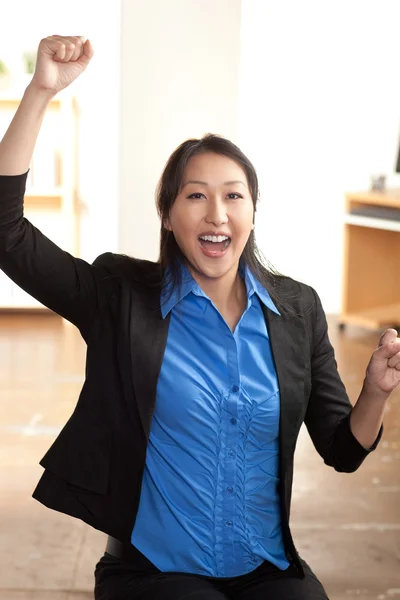 Energický asijské profesionální žena — Stock fotografie