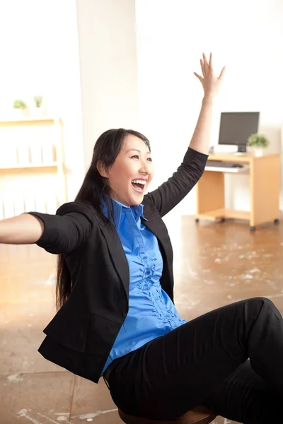 Energetische Aziatische professionele vrouw — Stockfoto