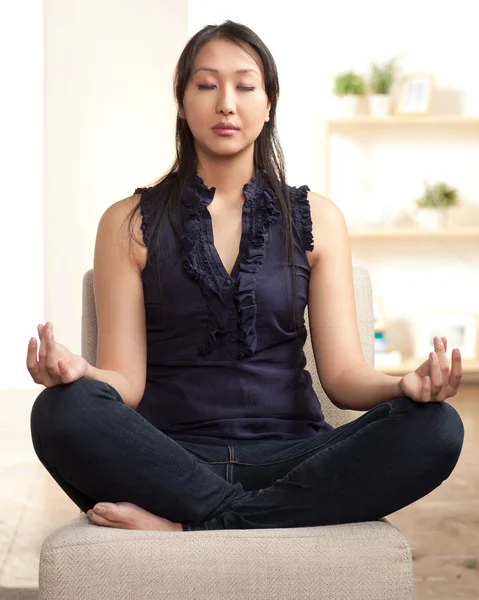 Meditasyonda otururken — Stok fotoğraf